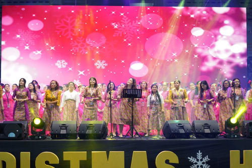 Tim pujian memimpin ibadah Natal