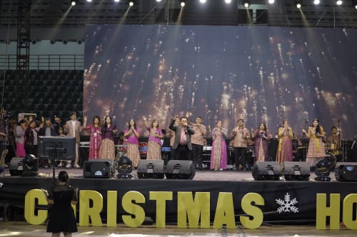 Pujian dan penyembahan di panggung utama