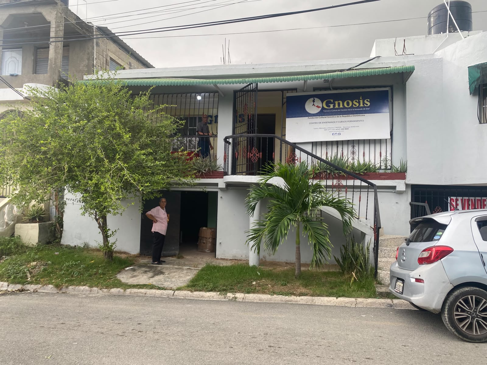 Casa de dos niveles con sótano en Sabana Perdida, Santo Domingo Norte