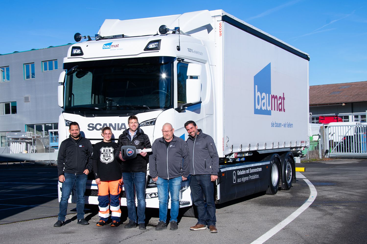 Scania E-LKW im Einsatz bei baumat