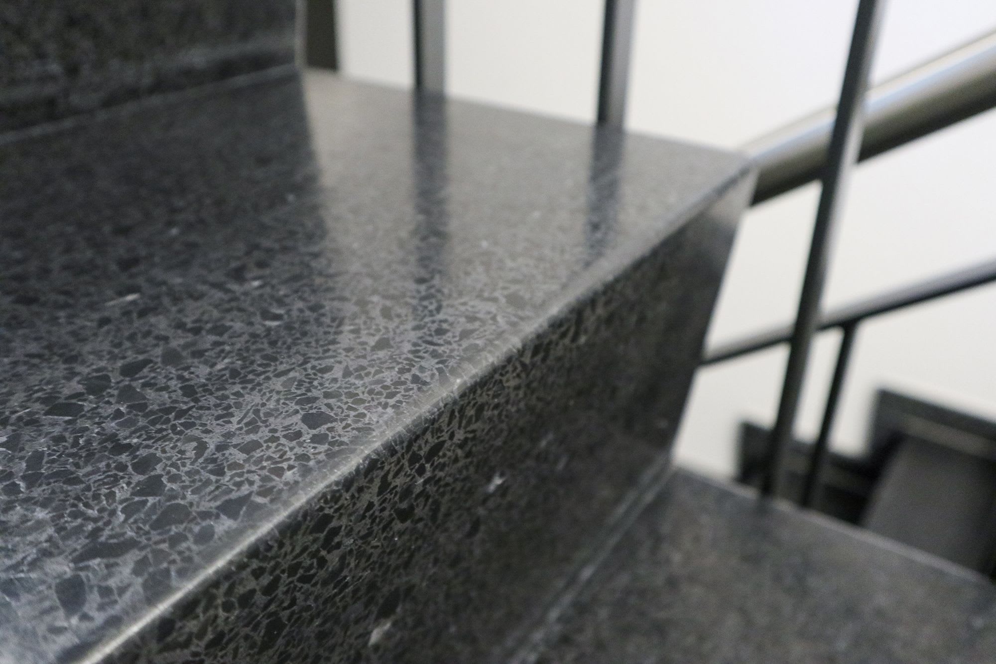 Kunststeintreppe Nero Ebano mit geschliffener Oberfläche