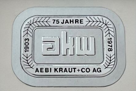75 Jahre baumat. Plakette zeigt den Namen der Vorgängerfirmierung: Aebi Kraut & Co AG.