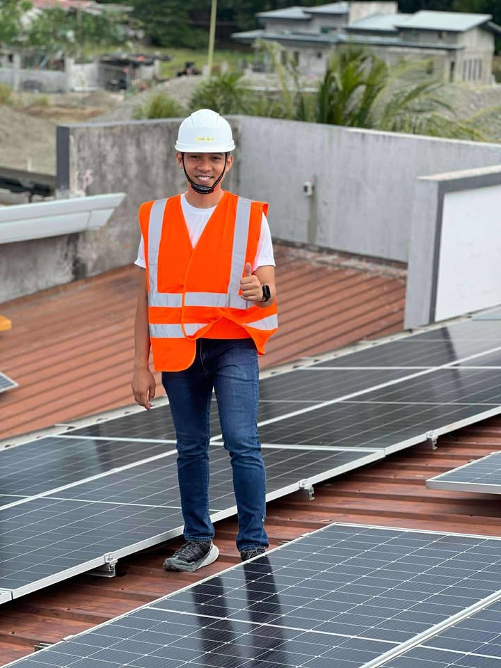 Ananeo Solar technician on-site