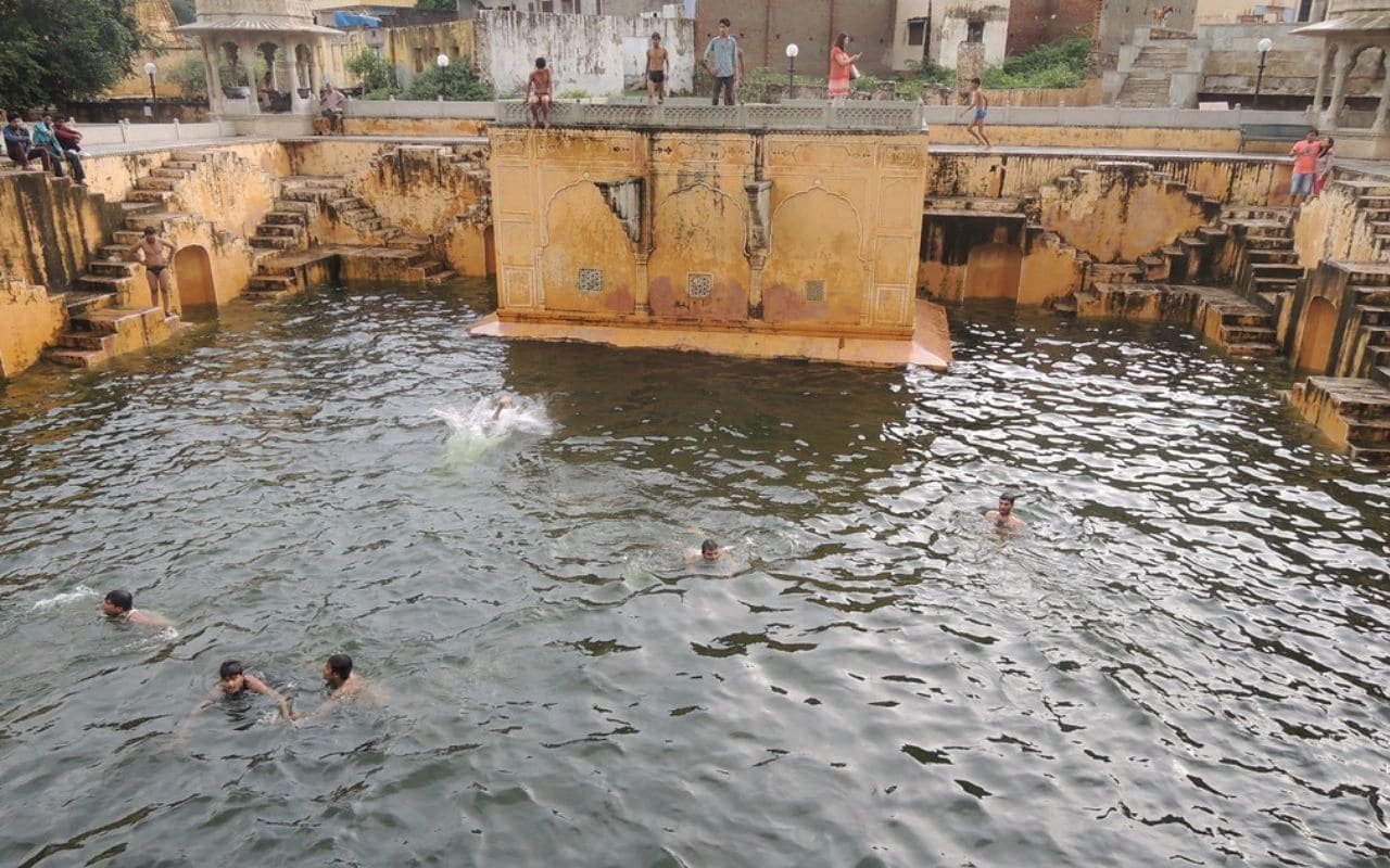 Jaipur & Amber Fort Discovery – Forts, stepwells & traditional art.