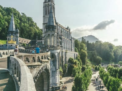 Folder byo/france/lourdes — de bekende bedevaartplaats in de Pyreneeën!  Hero image (Basilique du Rosaire, gotische torens, groene heuvels, blauwe lucht) The Neo-Gothic Basilica of the Rosary with its spires rising above green hills in Lourdes, Hautes-Pyrénées France  Polaroid gallery 1. Sanctuary complex (basiliek, bruggen, pelgrims, bergen op achtergrond) The Sanctuary of Our Lady of Lourdes with its basilica, bridges and pilgrims in the Pyrenees foothills, France