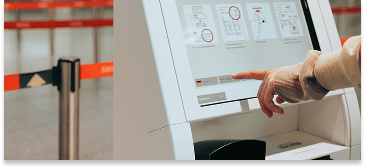 personne utilisant une borne automatique