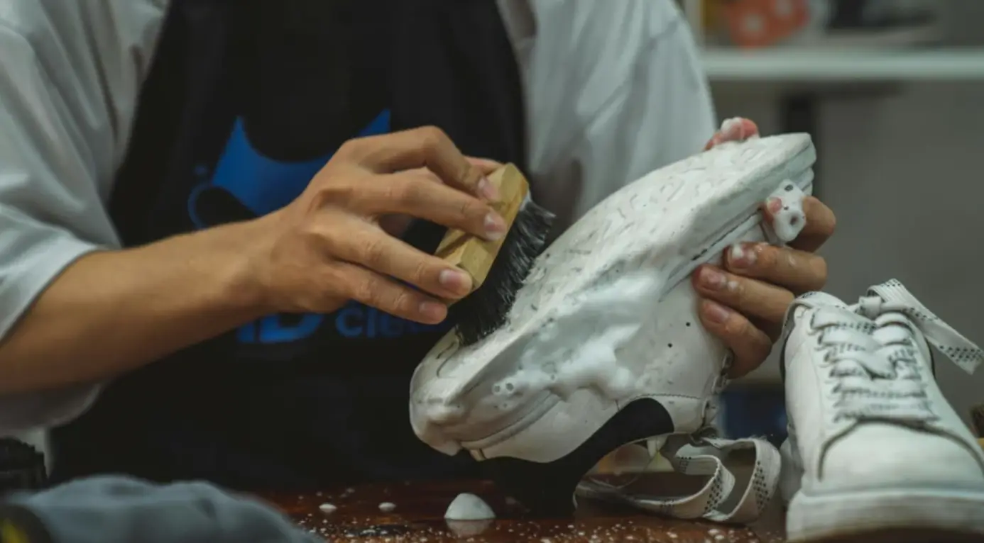 Perawatan sepatu kulit basah setelah terkena hujan