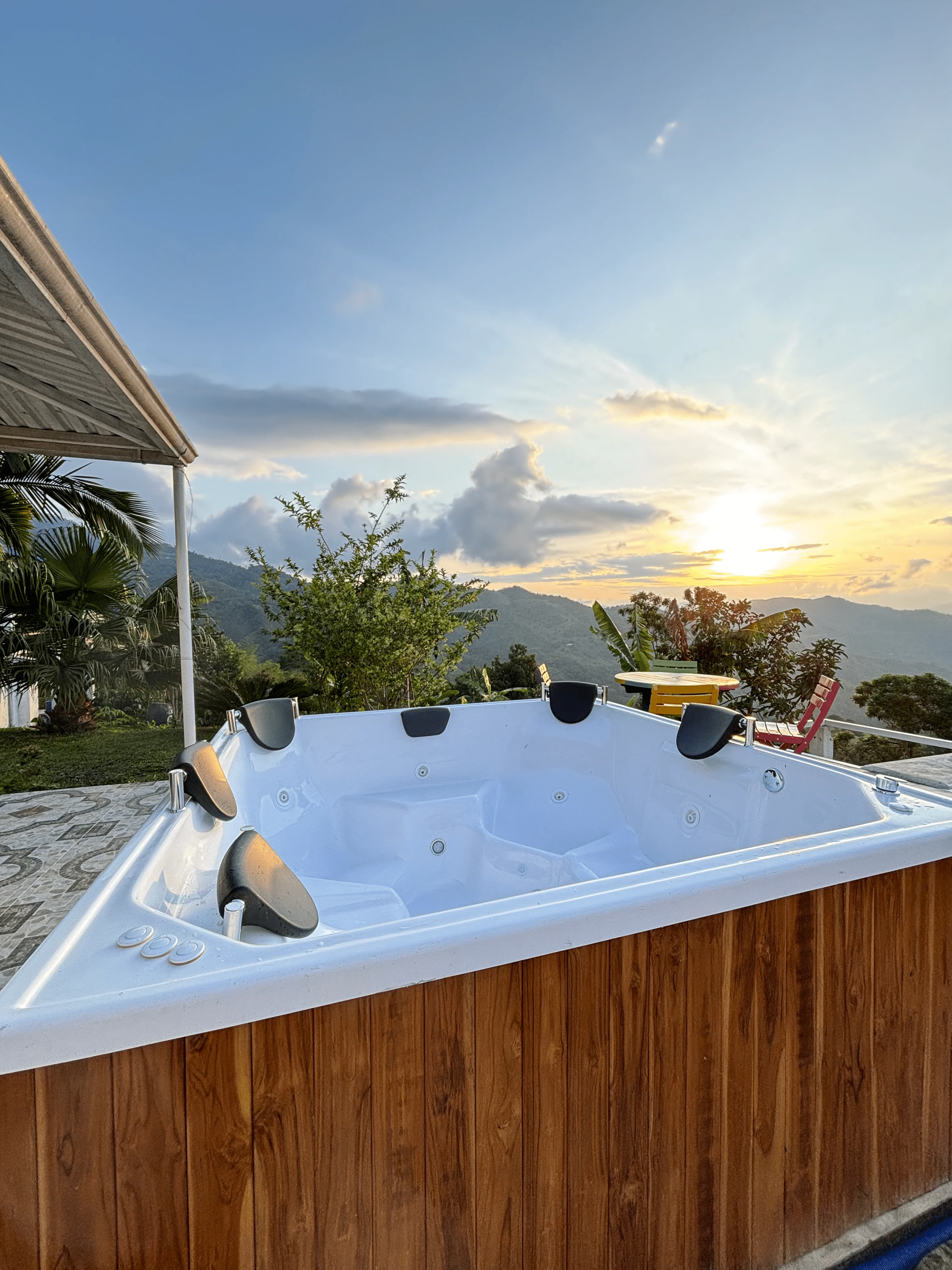 Vista lateral jacuzzi finca el recuerdo
