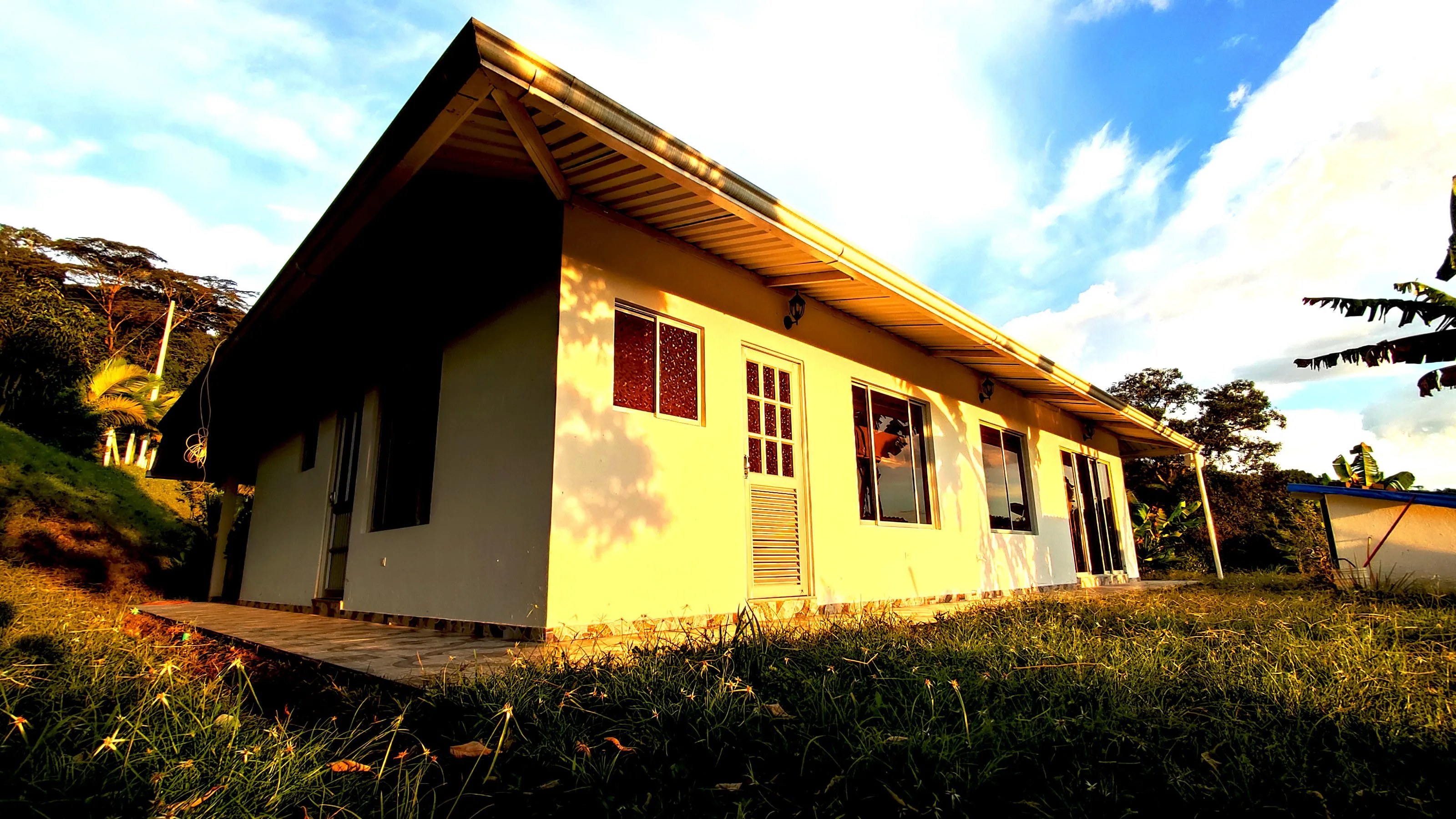 Vista lateral casa finca el recuerdo al atardecer