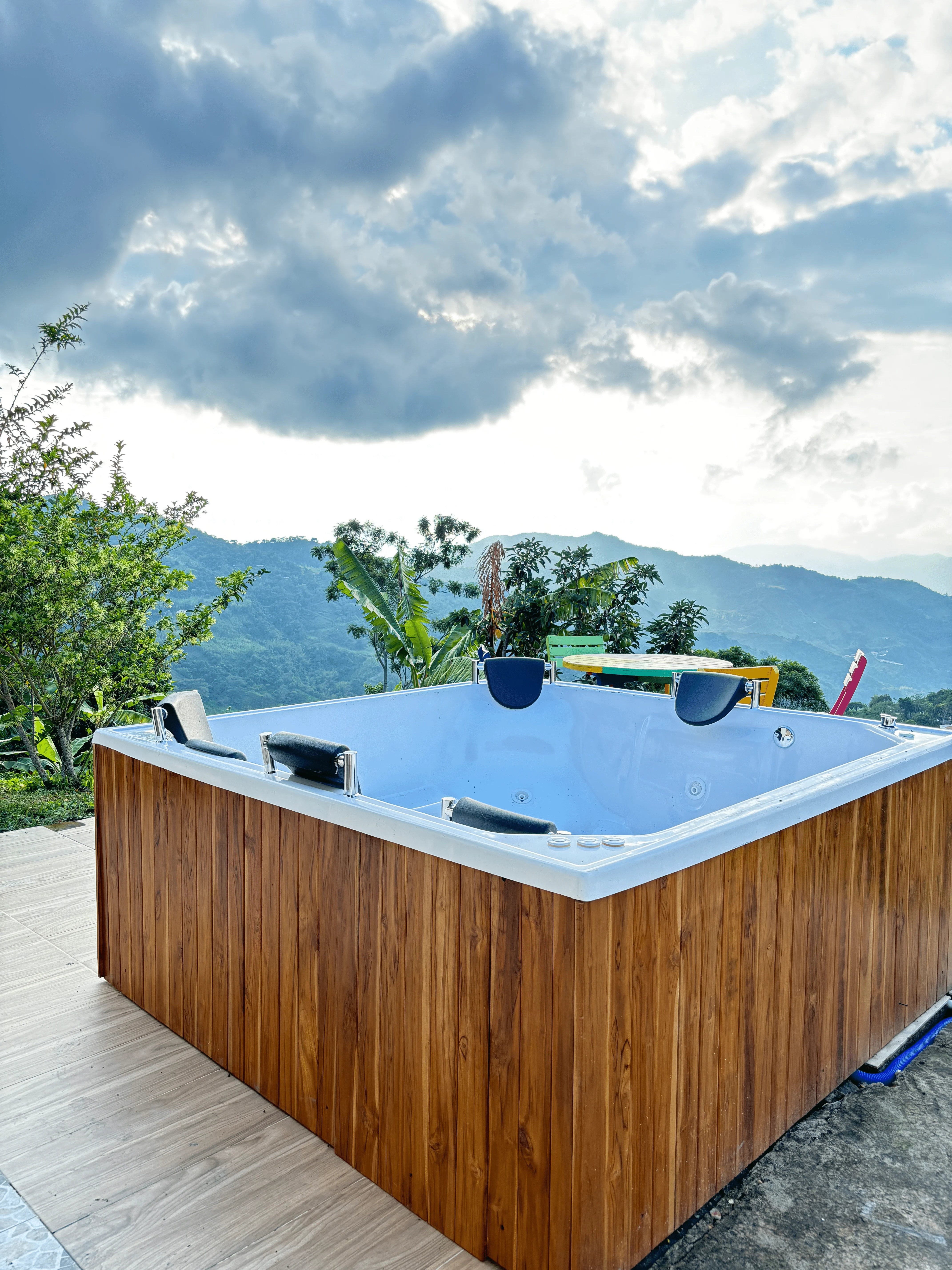 Jacuzzi exterior con vista a la montaña