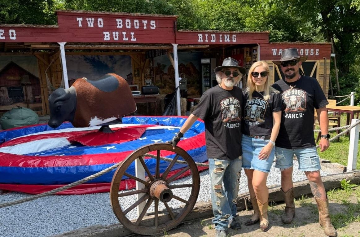 Palika, Iza and Norbert at Two Boots Ranch after a pulled pork burger day