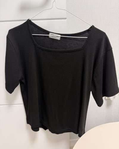 블랙 스퀘어넥 티셔츠