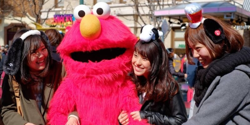  Three Girls Enthusiastically Posing For A Photo With Moppy.