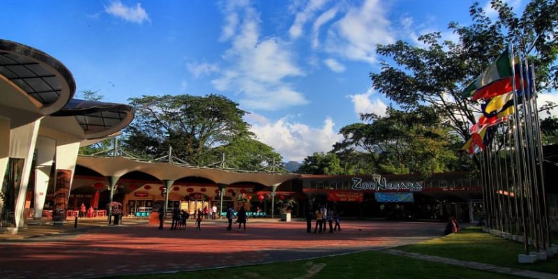 Entrance To Zoo Negara, Welcoming Visitors To Explore The Rich Tapestry Of Malaysia's Wildlife.