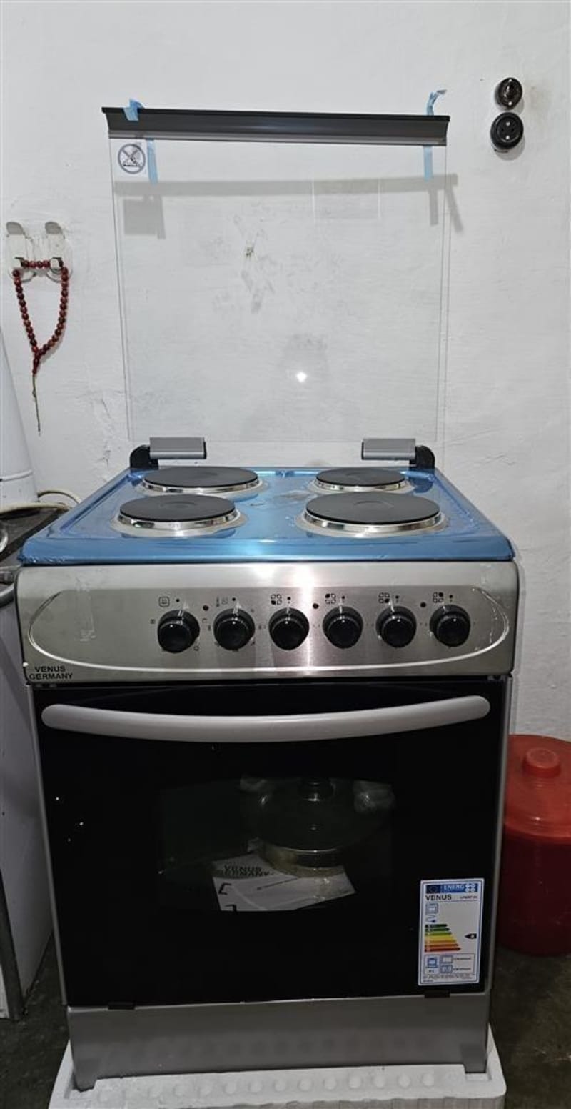 Sobe gatimi e re, gjermane, me 4 vatra elektrike,