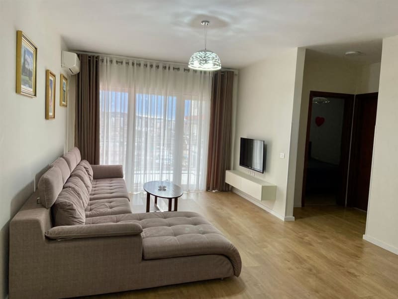 Apartament 2+1 Fusha e Aviacionit Mobiluar