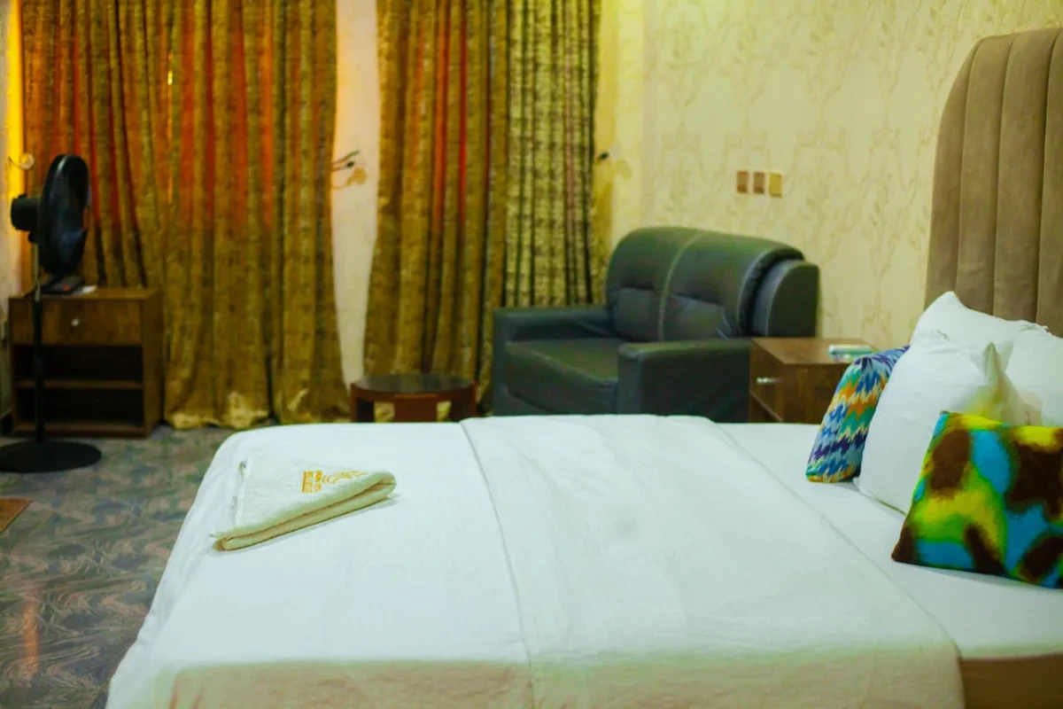 RONKIBOG CRYSTAL HOTEL & SUITES 9jahotel
