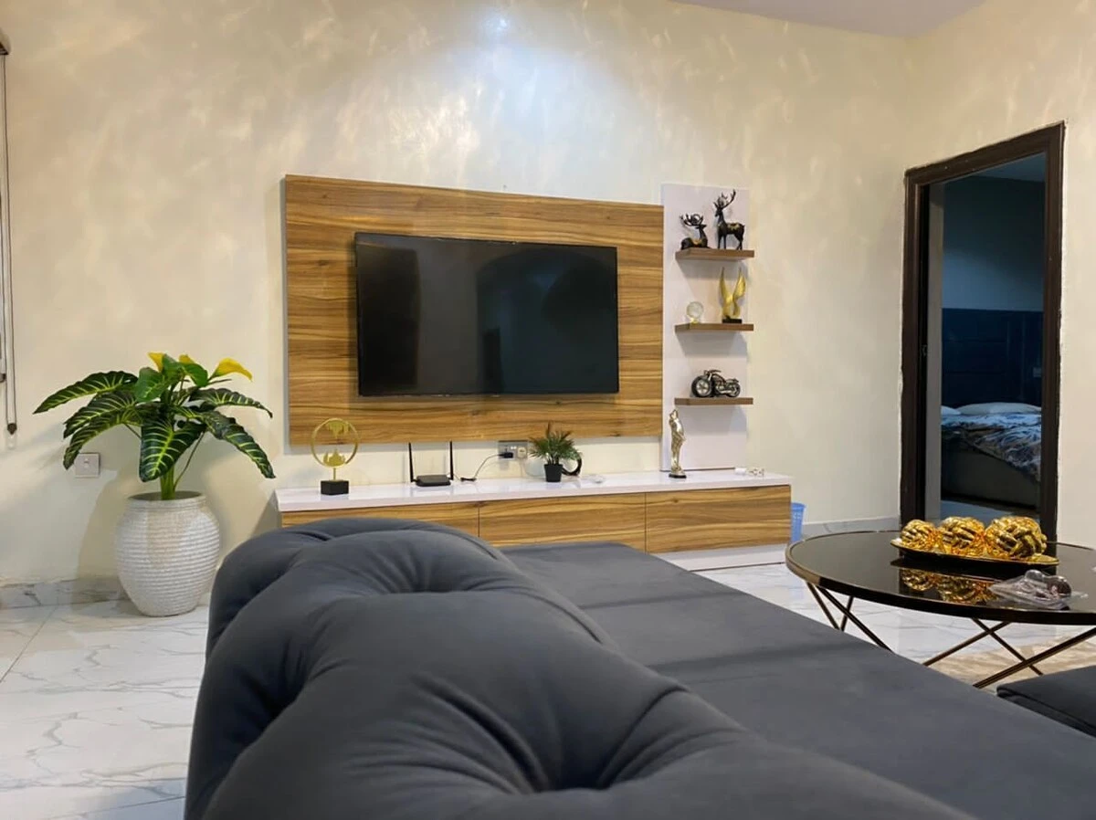 Quiet 3 bedroom apartment located in laderin 9jahotel