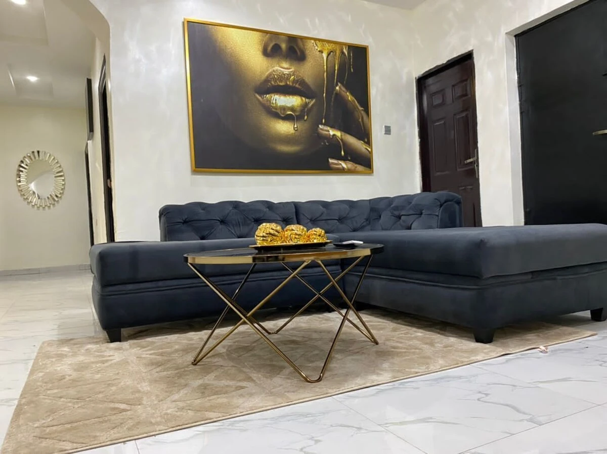 Quiet 3 bedroom apartment located in laderin 9jahotel