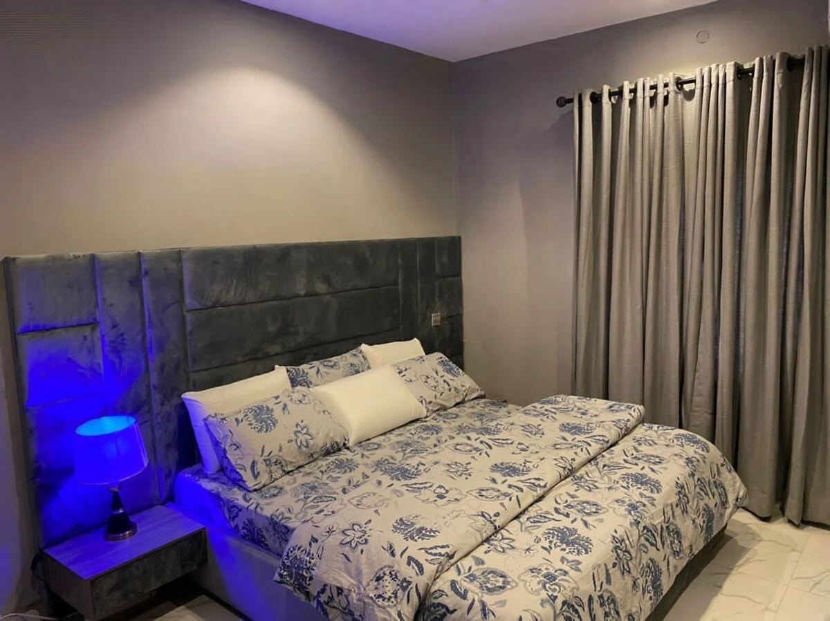 Quiet 3 bedroom apartment located in laderin 9jahotel