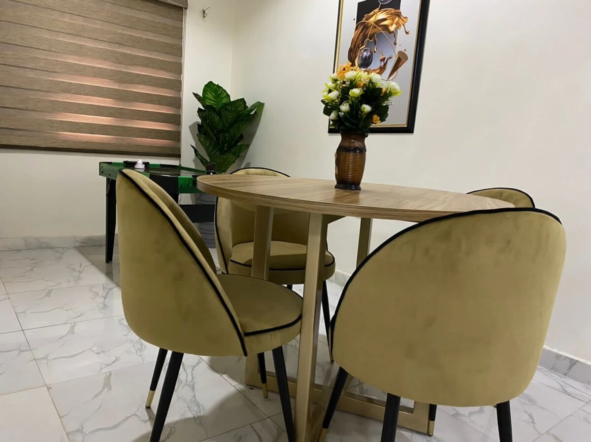 Quiet 3 bedroom apartment located in laderin 9jahotel