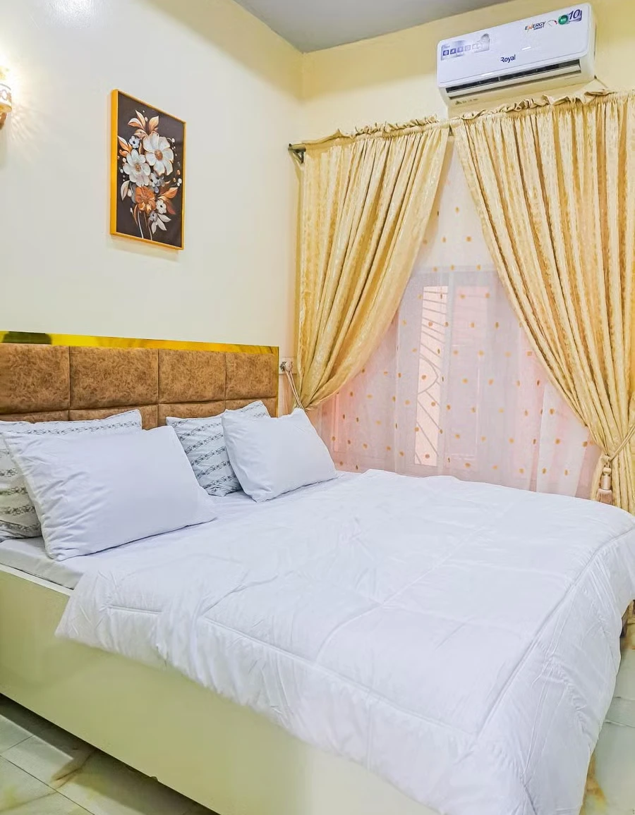 Connois Court 9jahotel