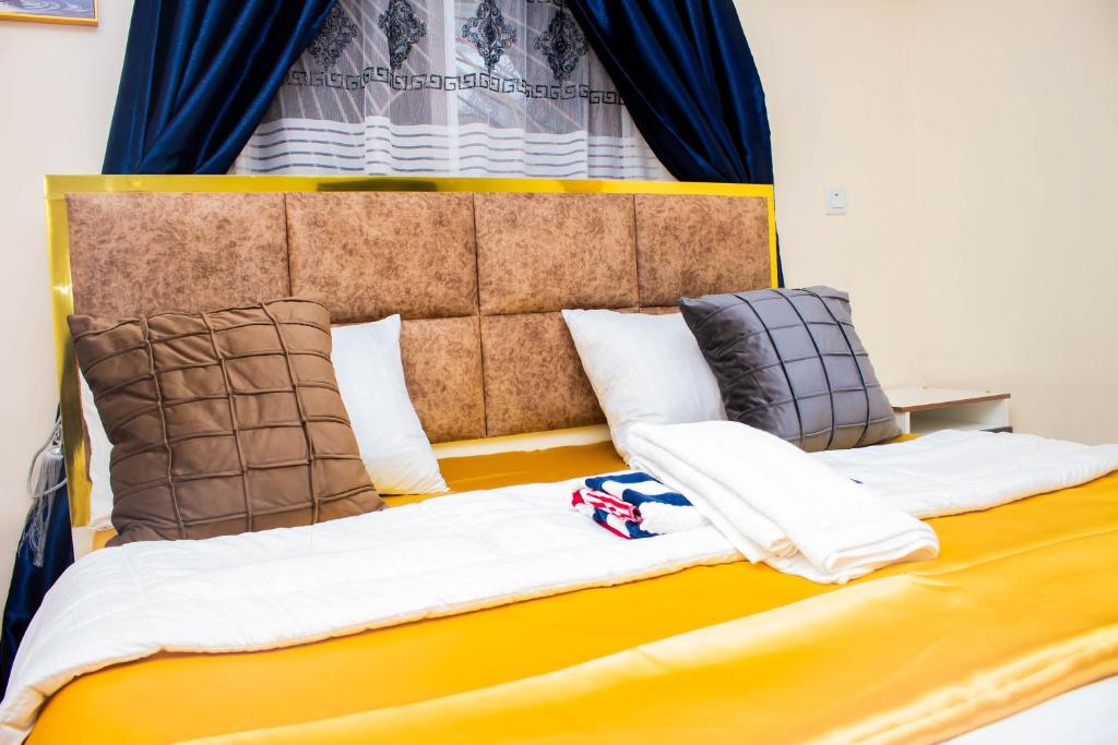 Connois Court 9jahotel