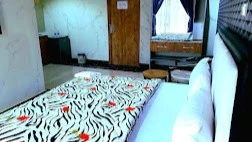B. Pipple's Suites  - Hotel image