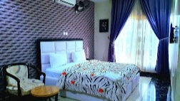 B. Pipple's Suites  - Hotel image