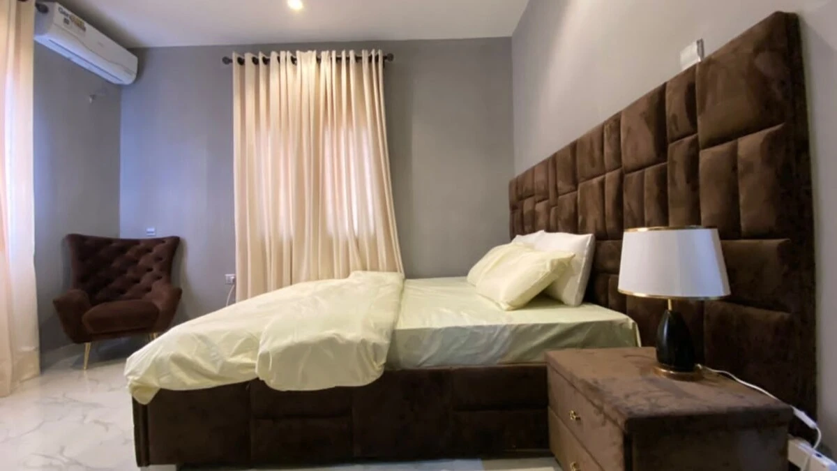 Quiet 3 bedroom apartment located in laderin - Hotel image
