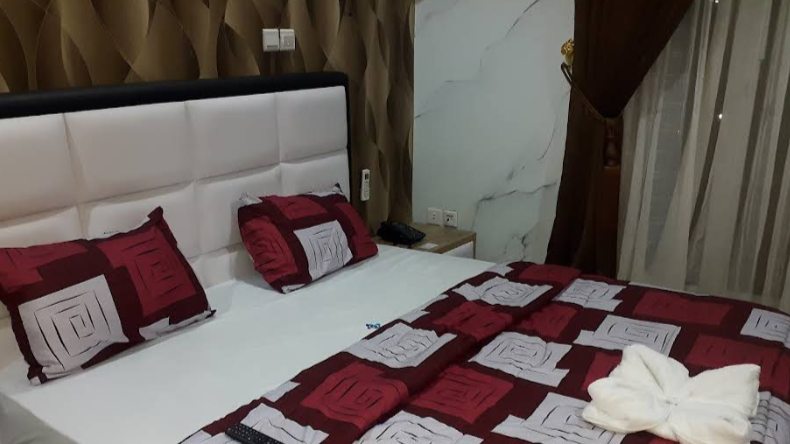 B. Pipple's Suites  - Hotel image