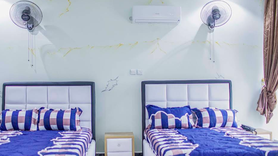 B. Pipple's Suites  - Hotel image