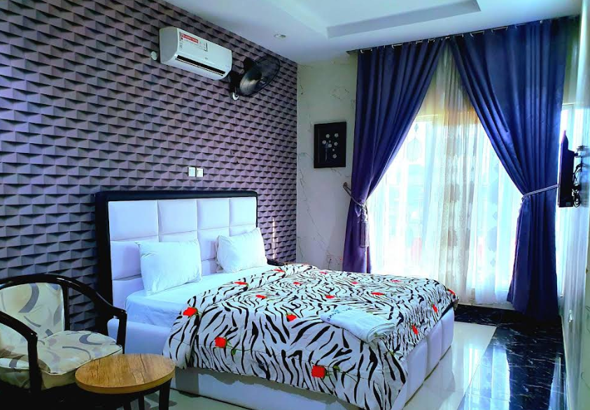 B. Pipple's Suites  - Background image