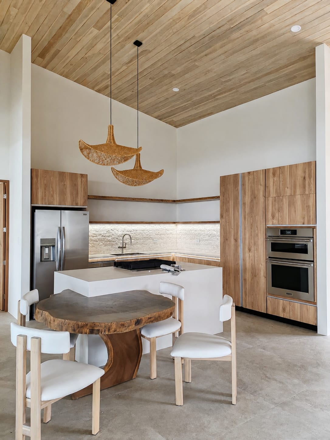 Dining area and solid wood table - Alas House (3)