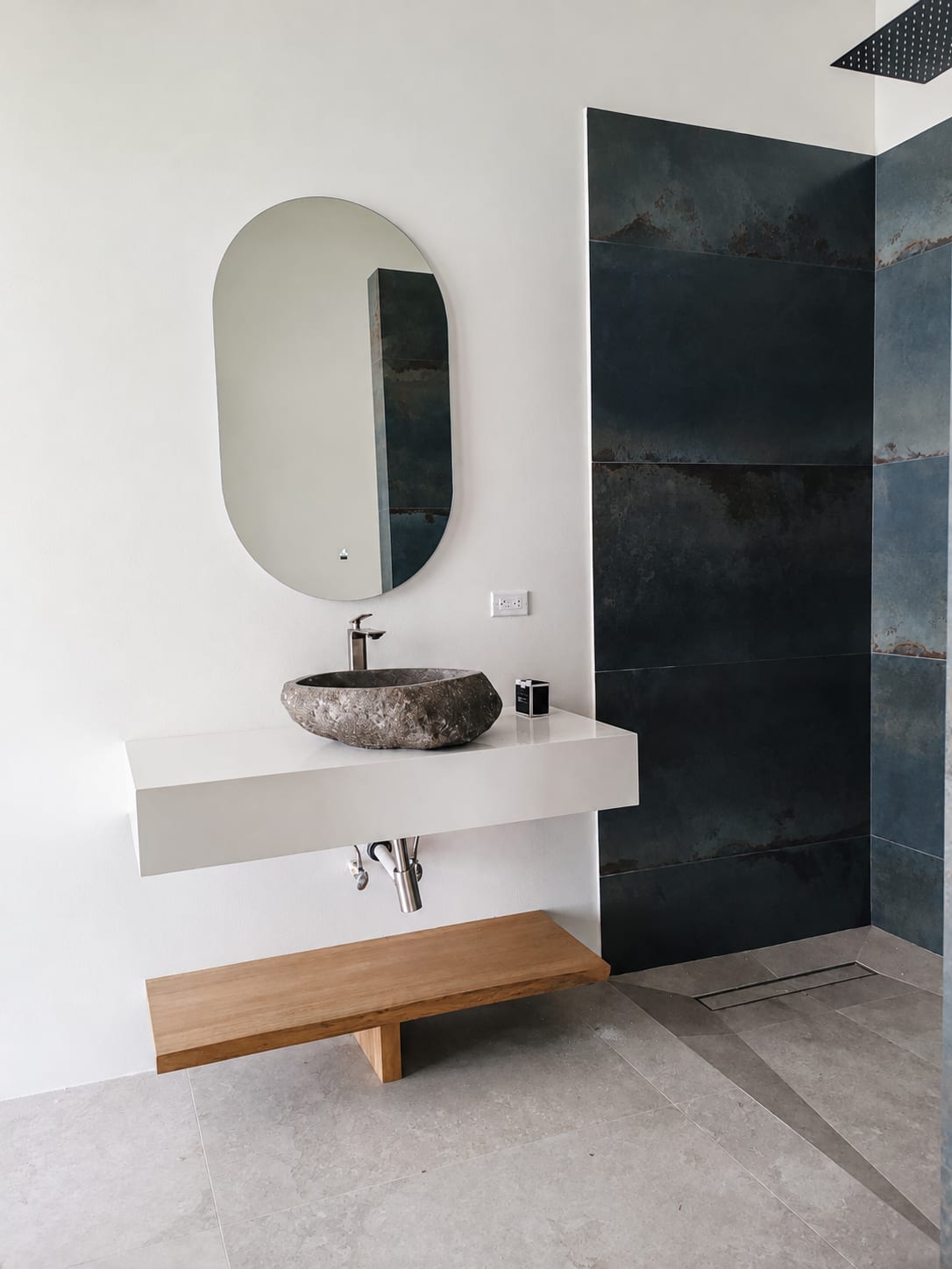 Bathrooms with wood and stone - Alas House (5)