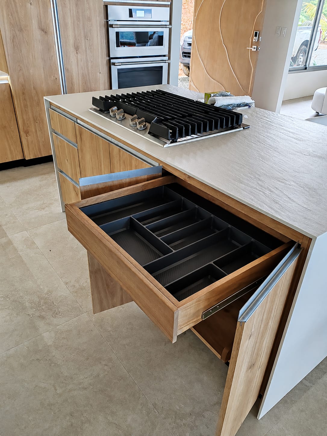 Main kitchen and island - Alas House (2)