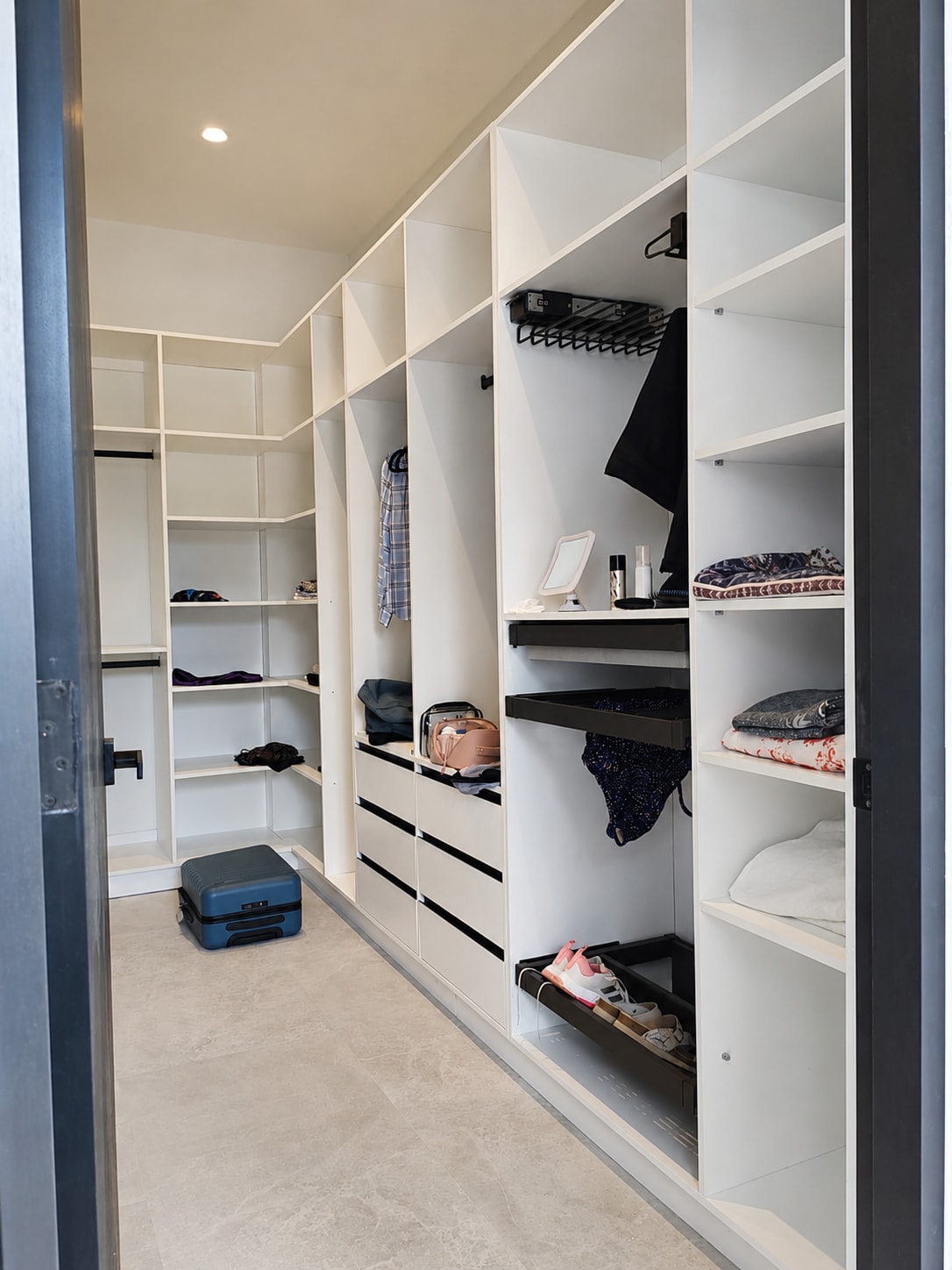 Modular walk-in closet - Vergel House (1)