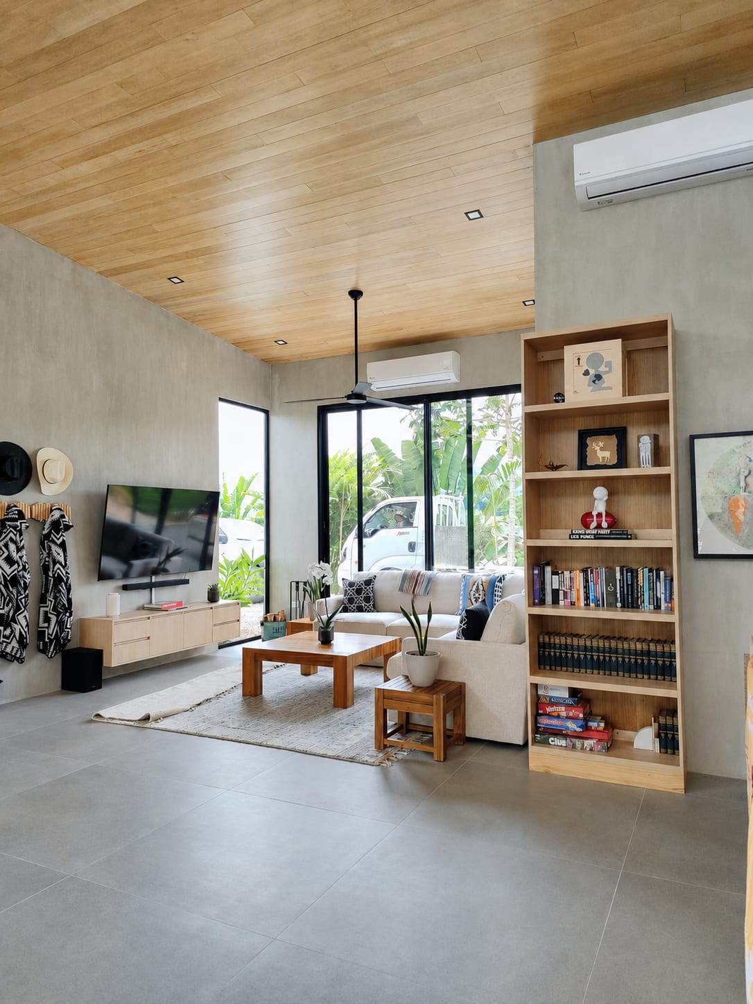 Living room with shelving and TV console - Authentica House (1)