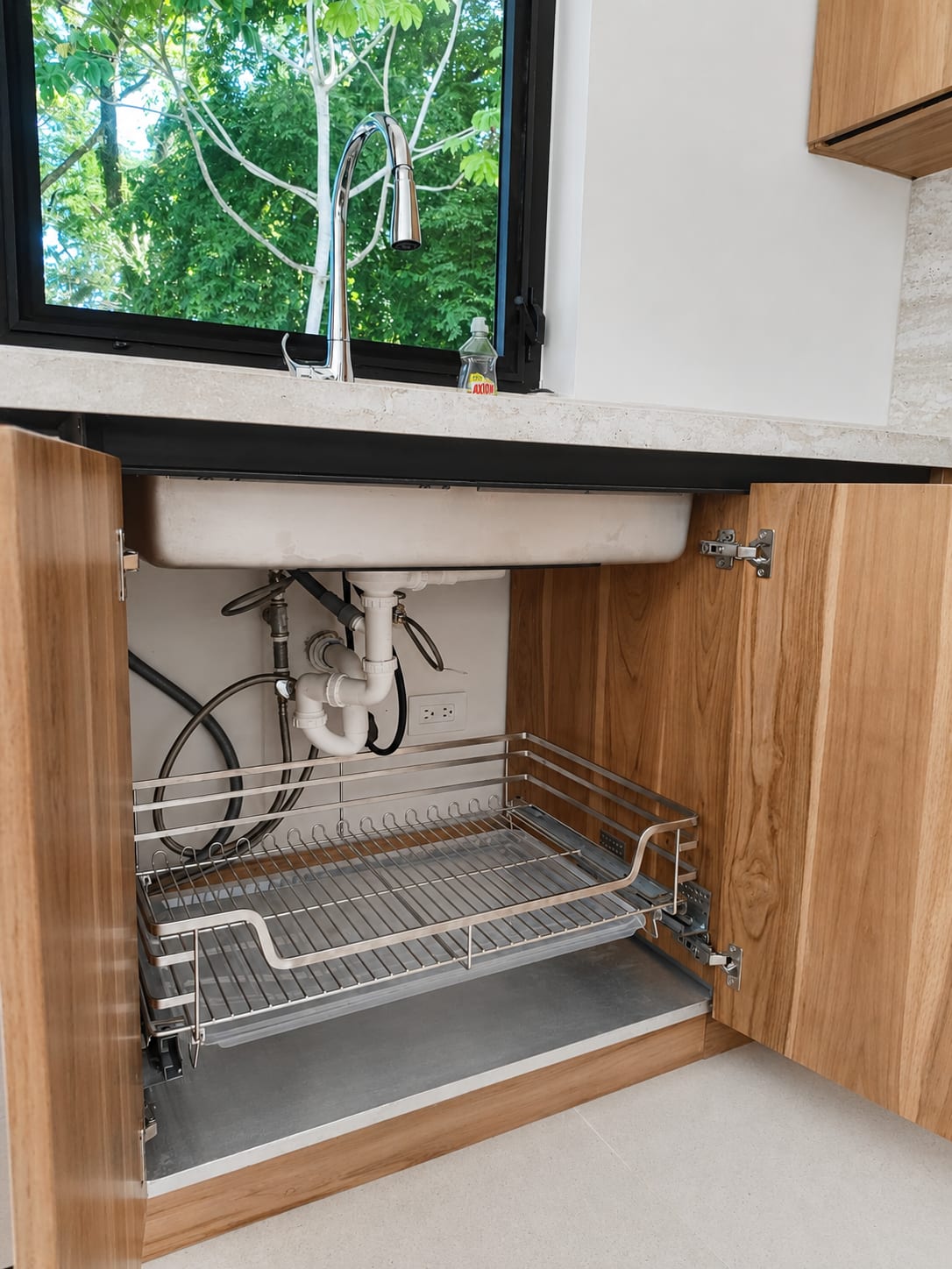 Kitchen and island with custom storage - Everty House (11)
