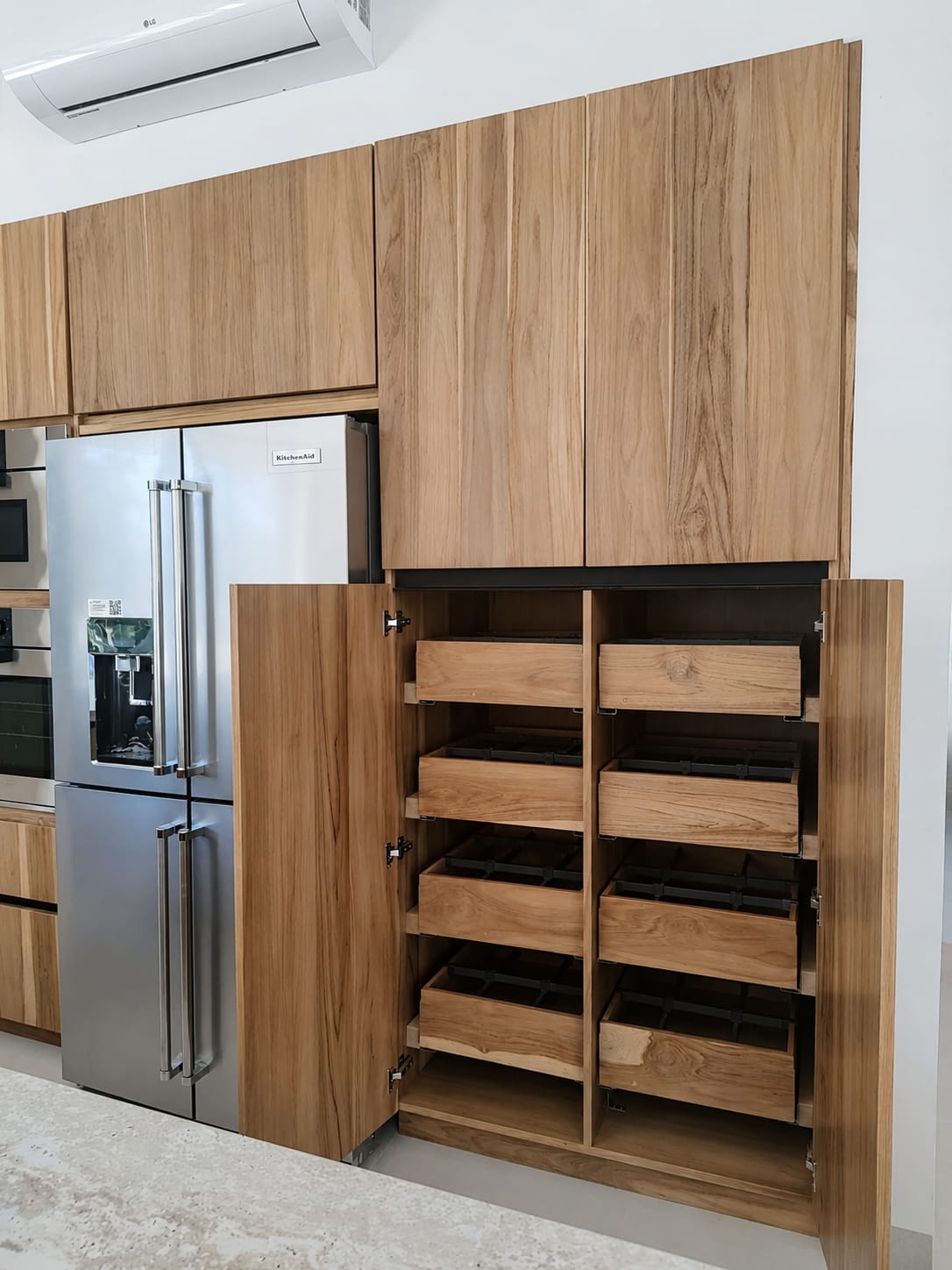 Kitchen and island with custom storage - Everty House (8)