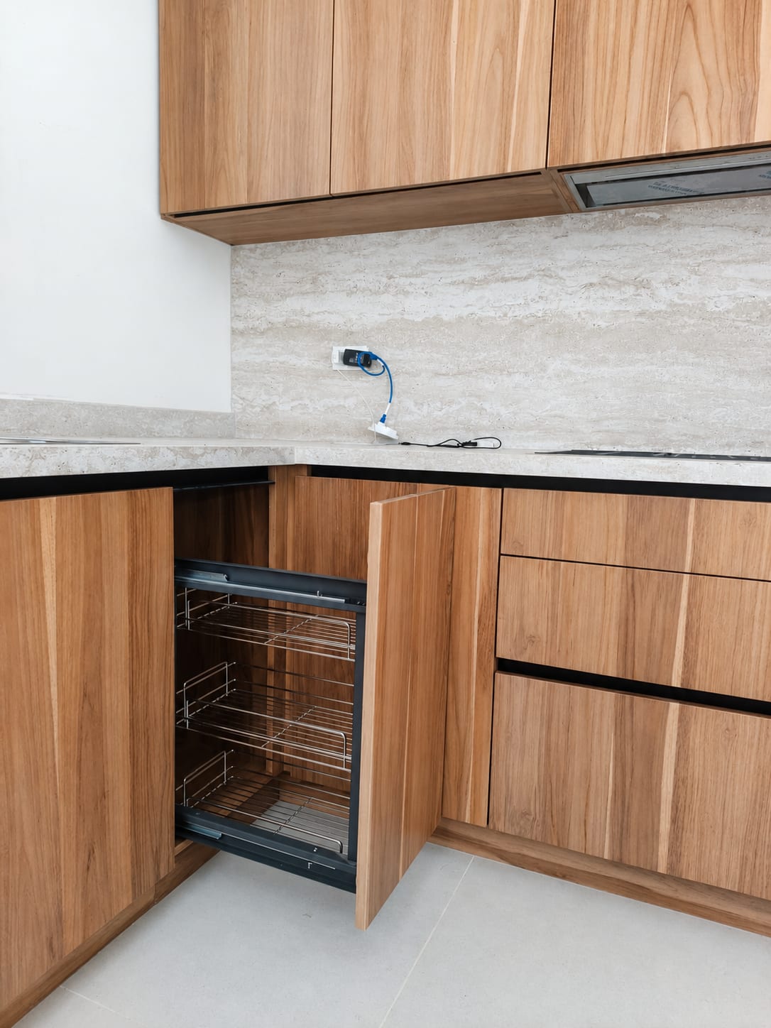 Kitchen and island with custom storage - Everty House (9)