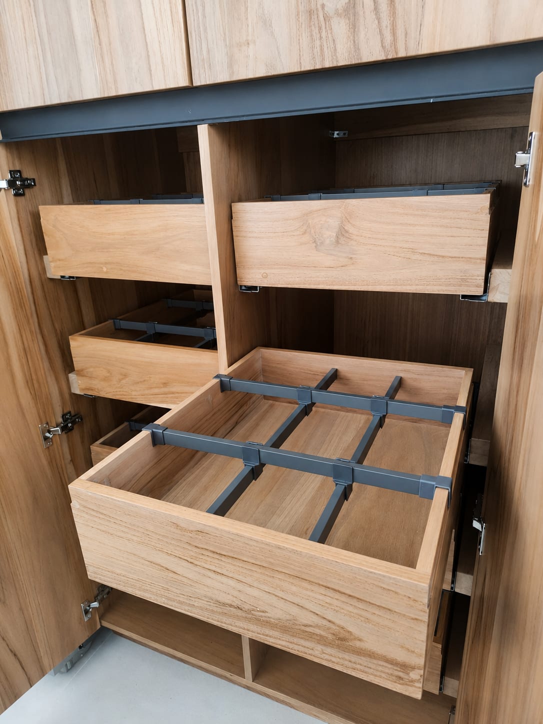 Kitchen and island with custom storage - Everty House (7)