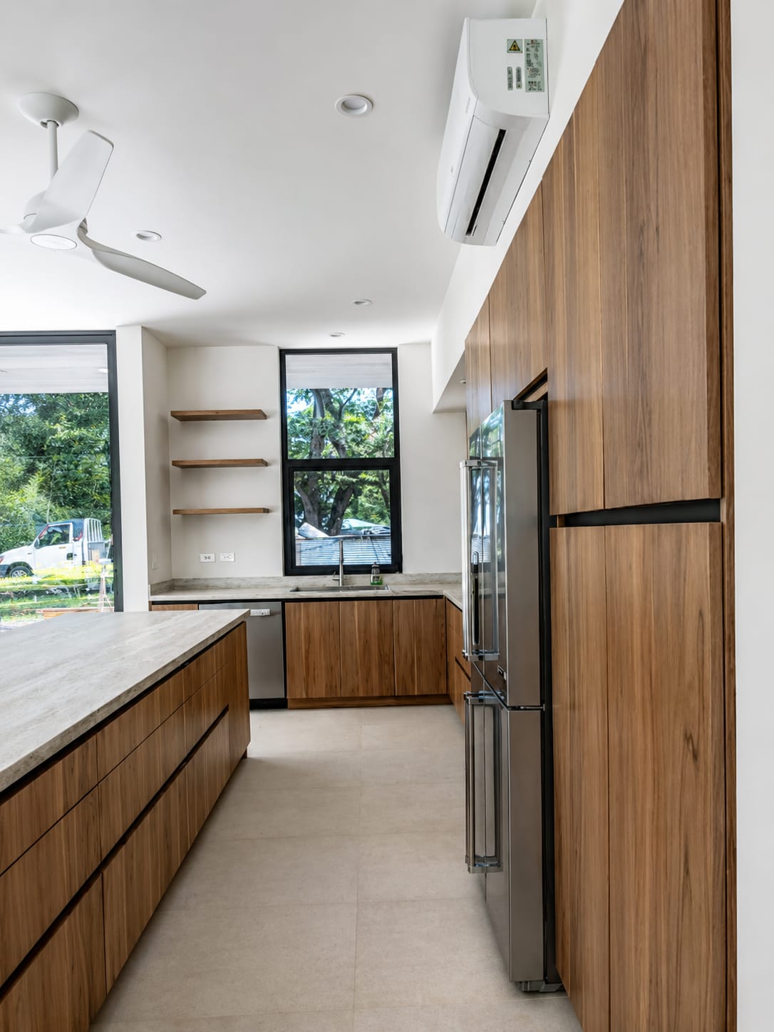 Kitchen and island with custom storage - Everty House (3)