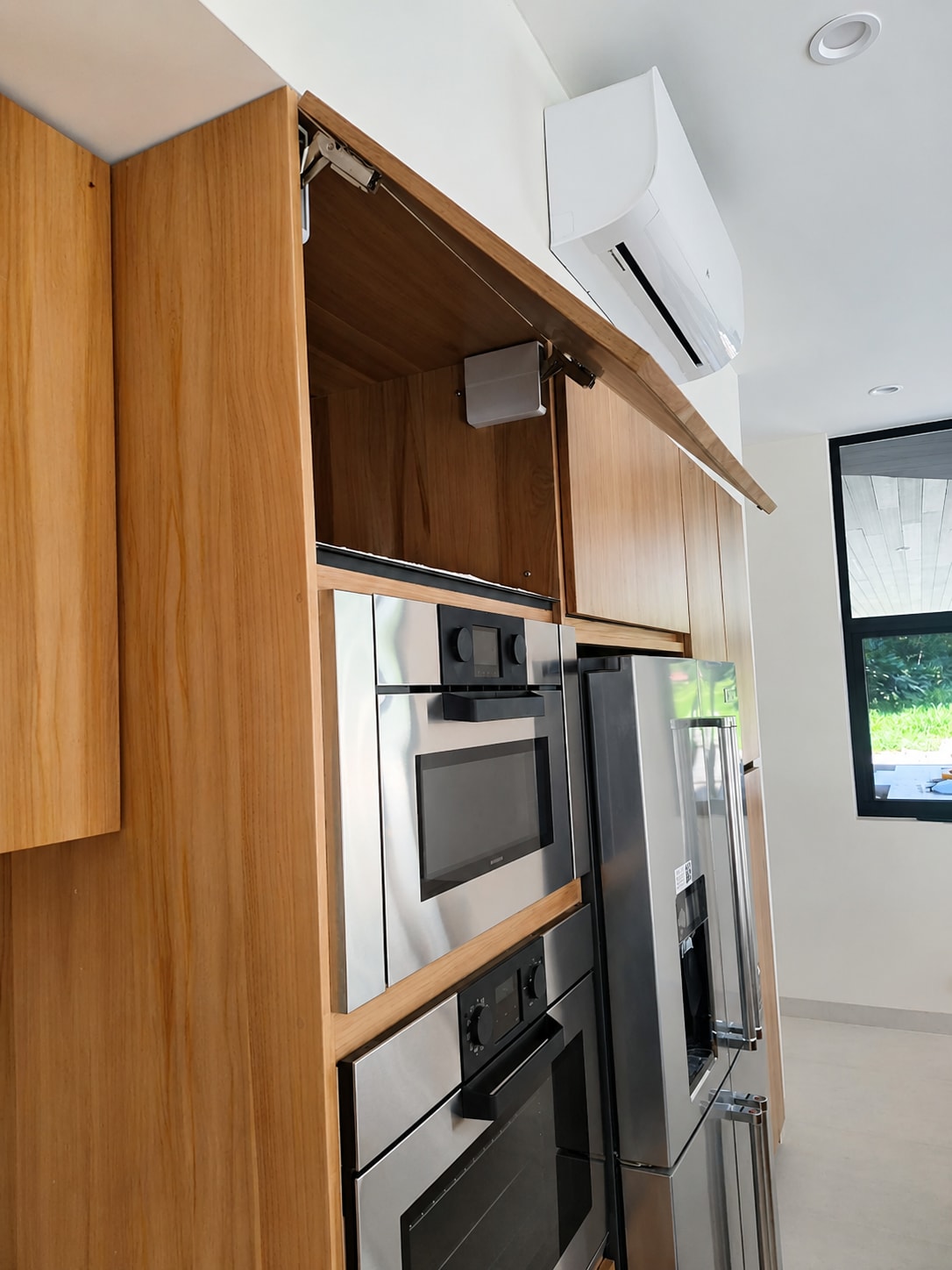 Kitchen and island with custom storage - Everty House (4)