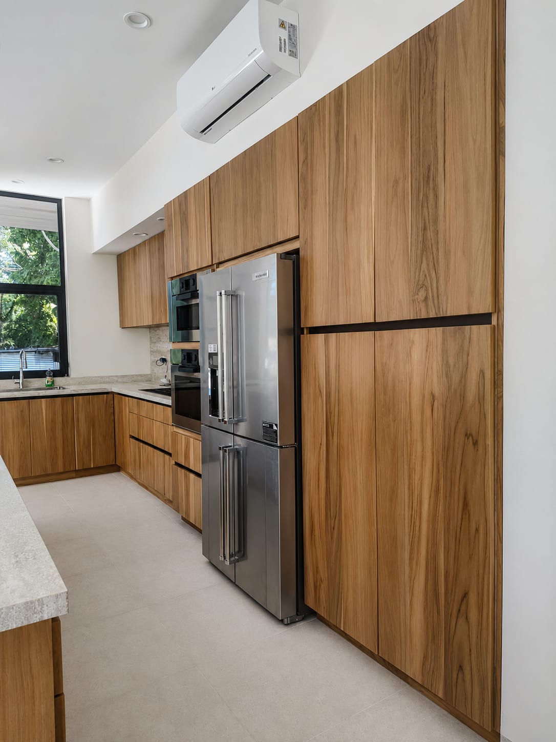 Kitchen and island with custom storage - Everty House (6)