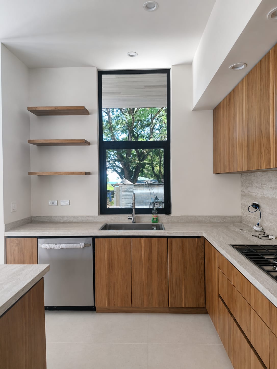 Kitchen and island with custom storage - Everty House (5)