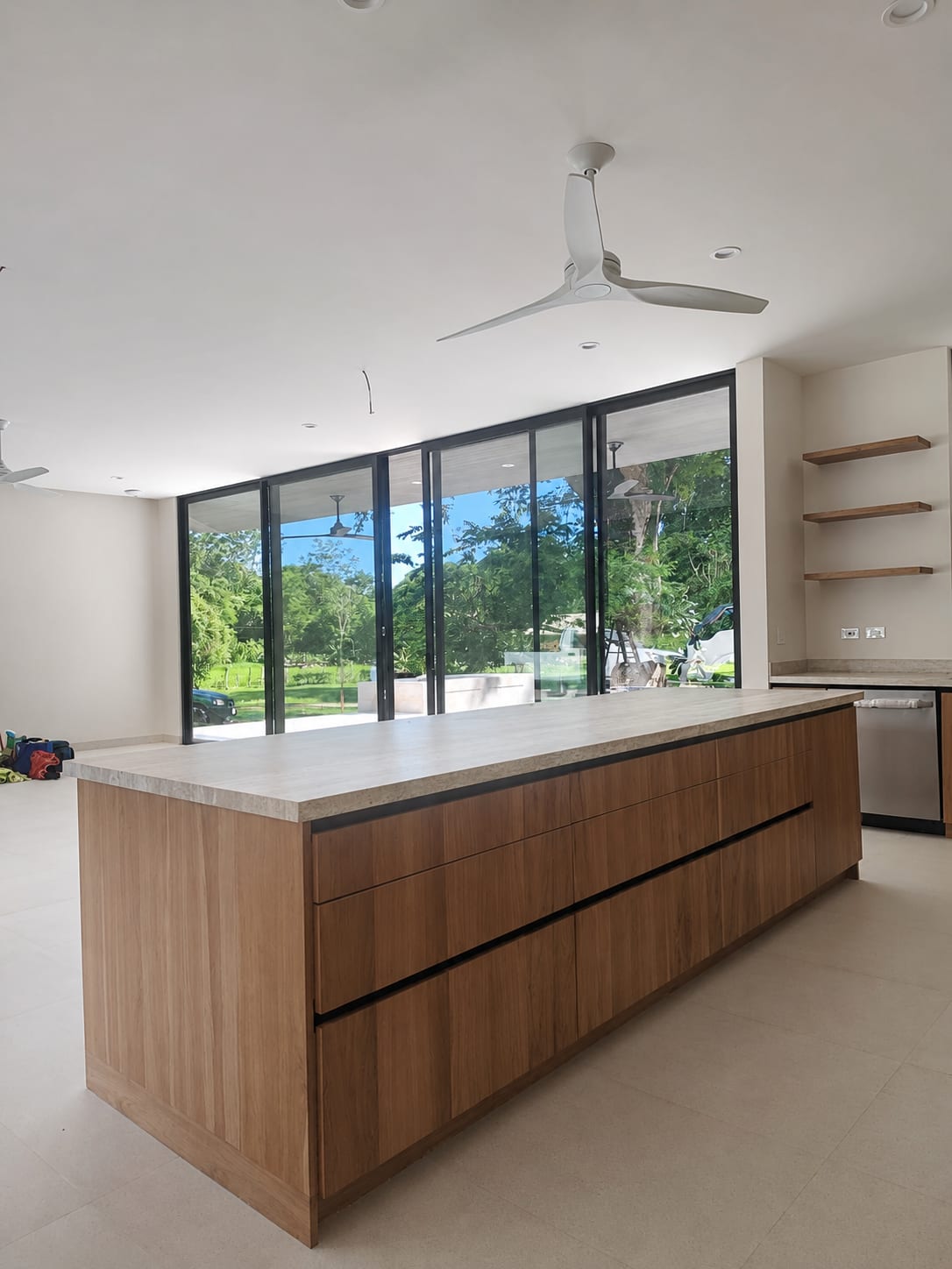 Kitchen and island with custom storage - Everty House (2)