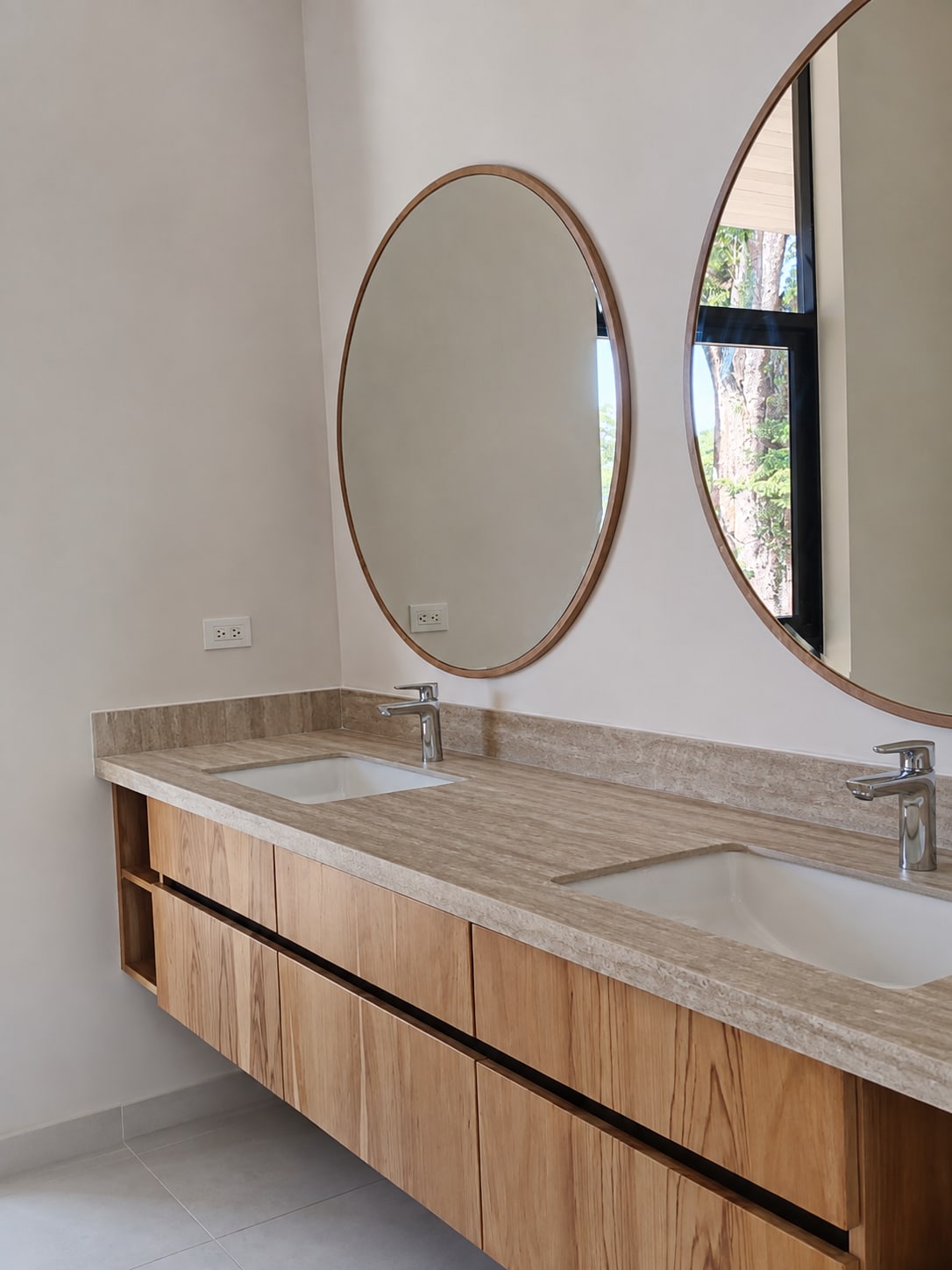 Warm wood bathrooms - Everty House (3)