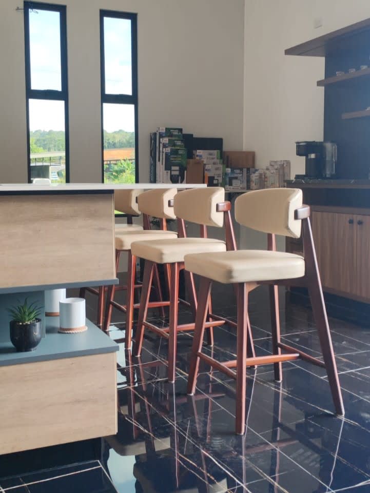 Bar and counter stools - Everty House (1)