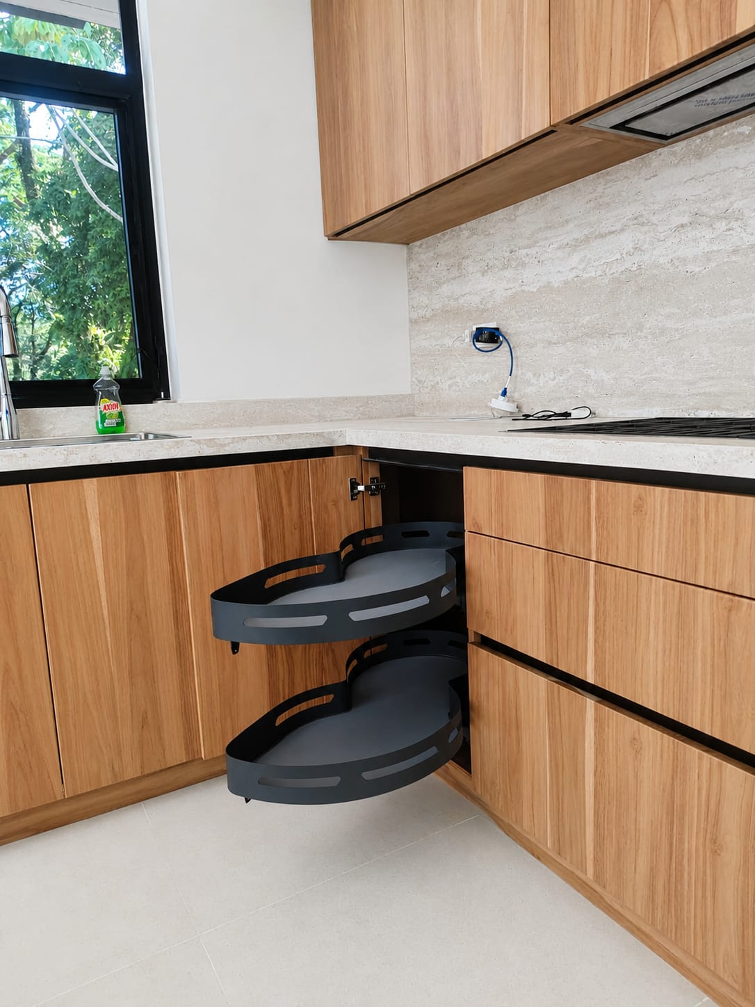 Kitchen and island with custom storage - Everty House (10)